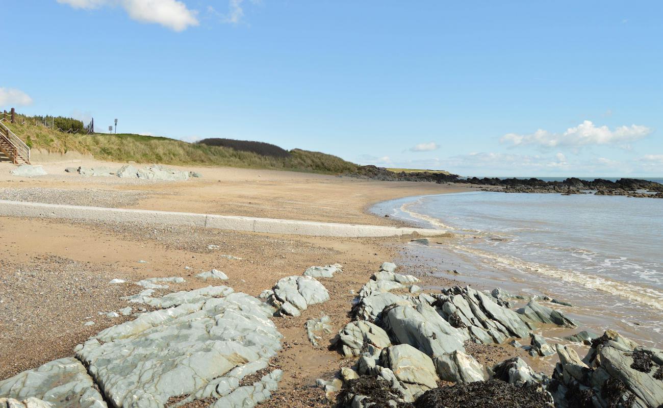 Donabate beach'in fotoğrafı çakıl ile kum yüzey ile