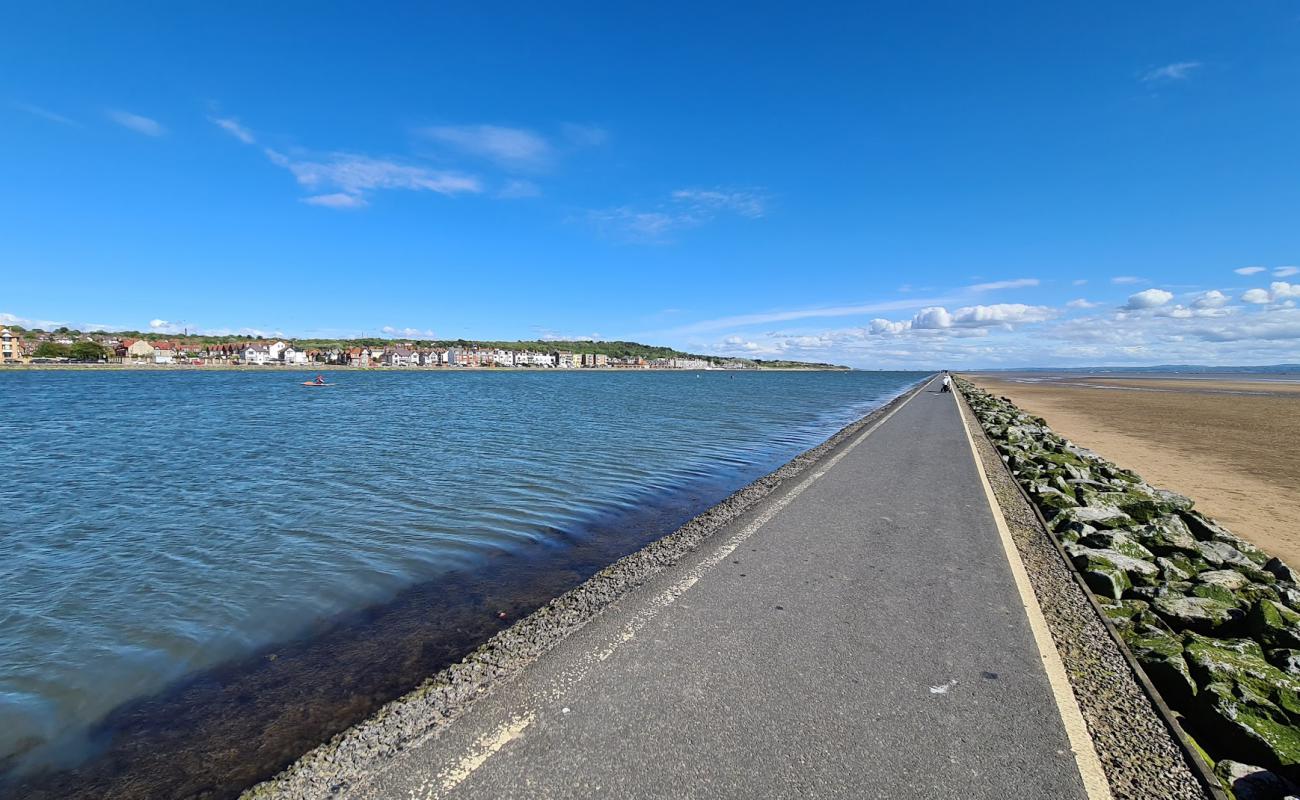 West kirby beach'in fotoğrafı açık bej kum yüzey ile