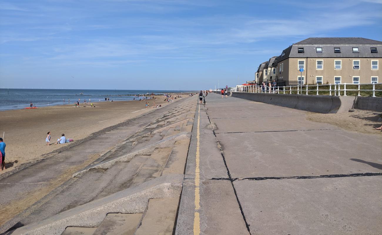 Prestatyn beach'in fotoğrafı açık bej kum yüzey ile