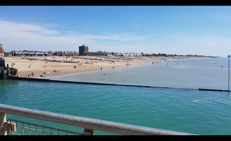 East Beach Littlehampton'in fotoğrafı bej kum ve kayalar yüzey ile