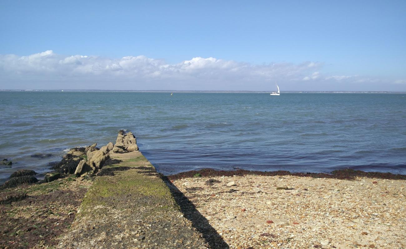 East Cowes Beach'in fotoğrafı çakıl ile kum yüzey ile