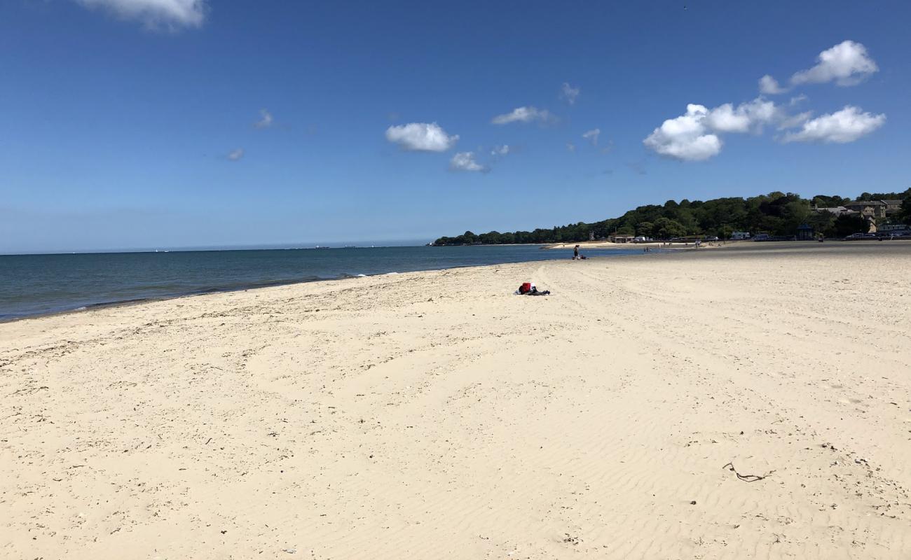 Ryde Beach'in fotoğrafı parlak kum yüzey ile