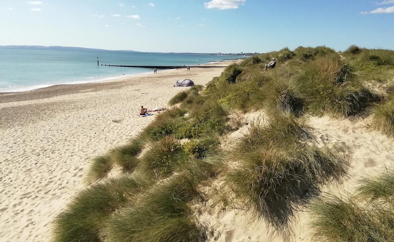 Mudeford Plajı'in fotoğrafı açık bej kum yüzey ile