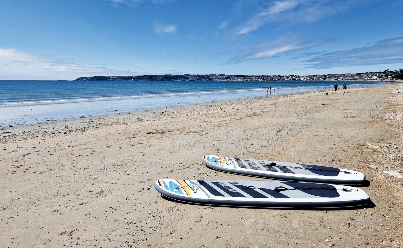 Long Rock Beach'in fotoğrafı bej kum ve çakıl yüzey ile