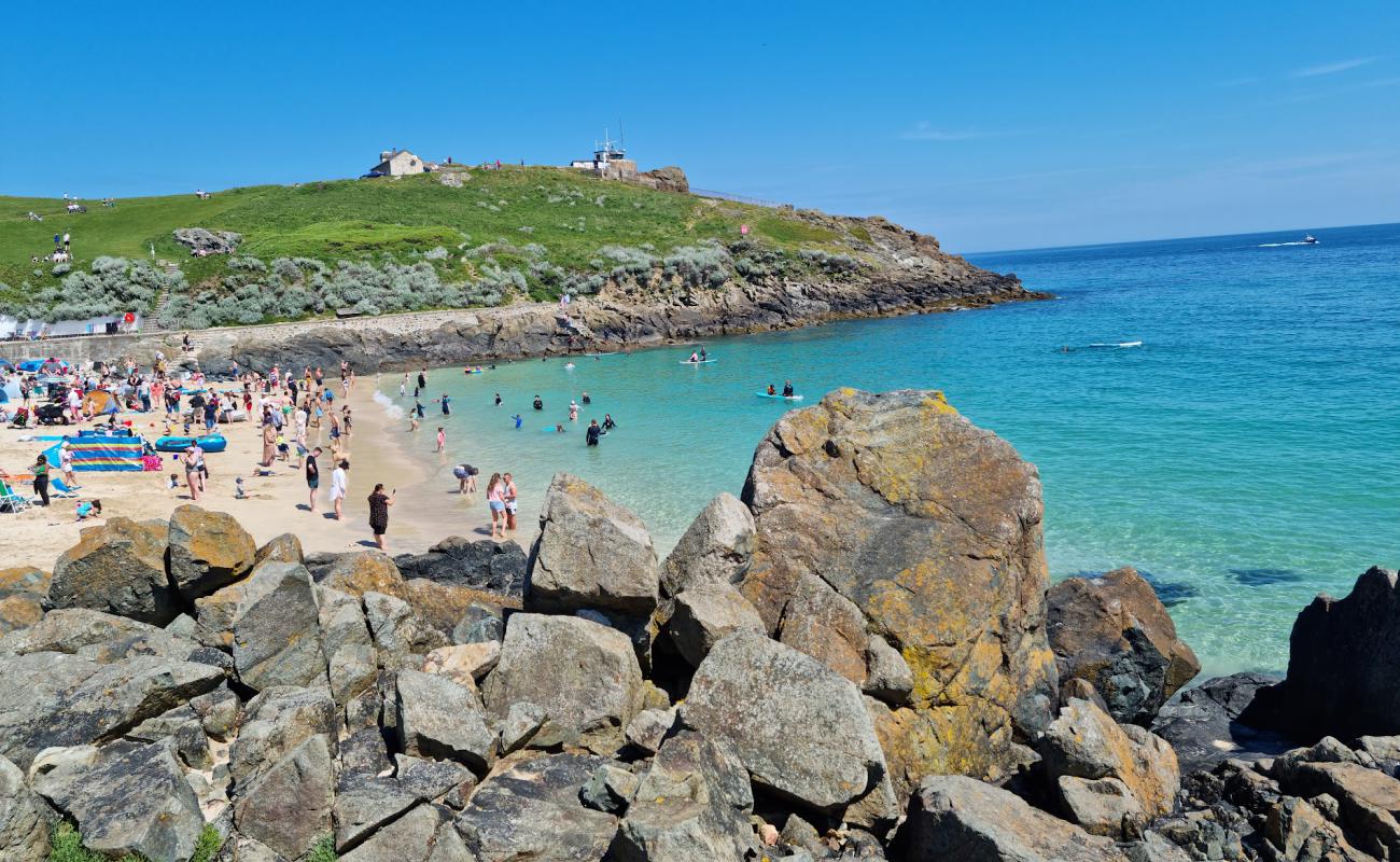 Porthgwidden Beach'in fotoğrafı parlak ince kum yüzey ile