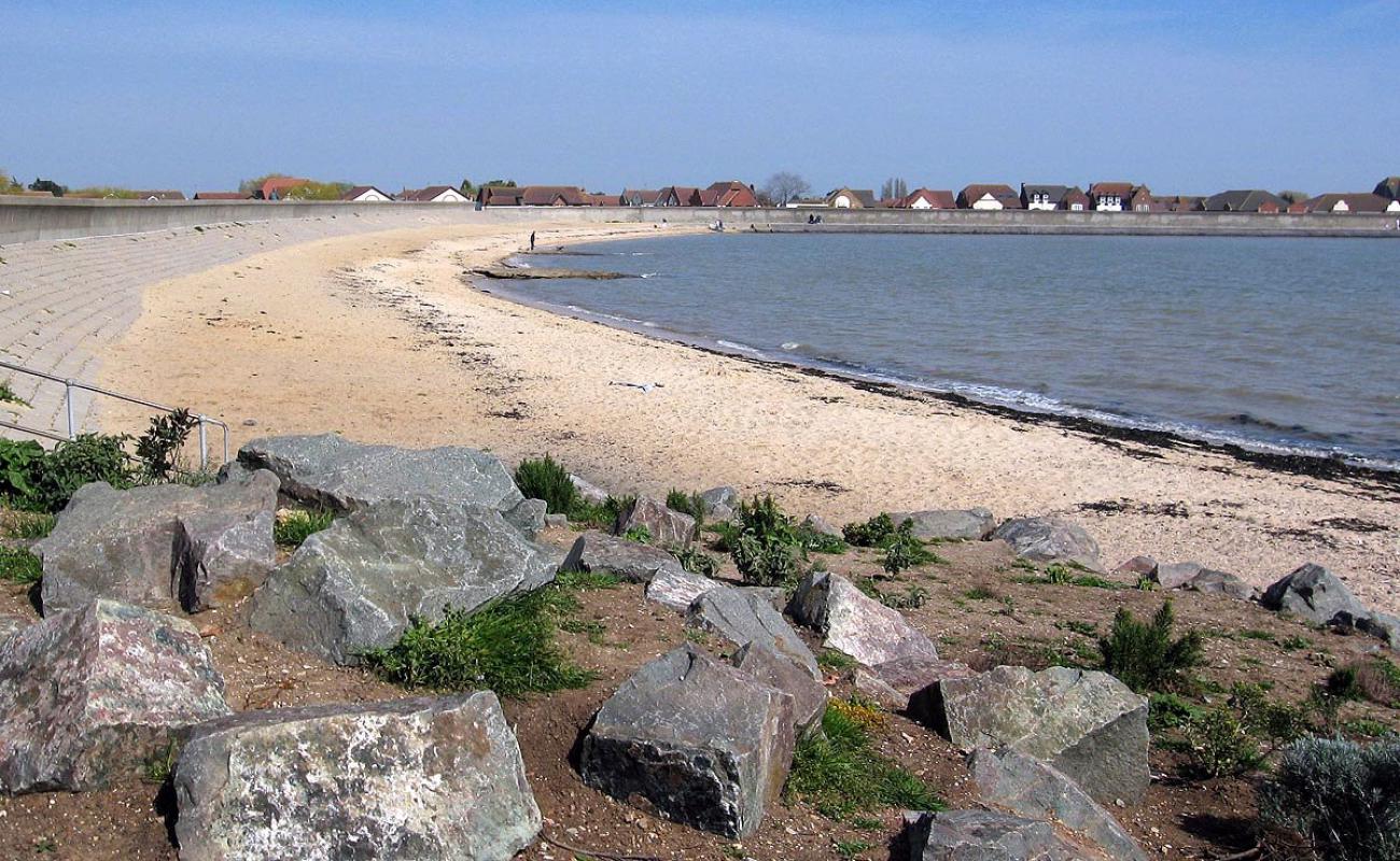 Thorney Bay Beach'in fotoğrafı açık bej kum yüzey ile