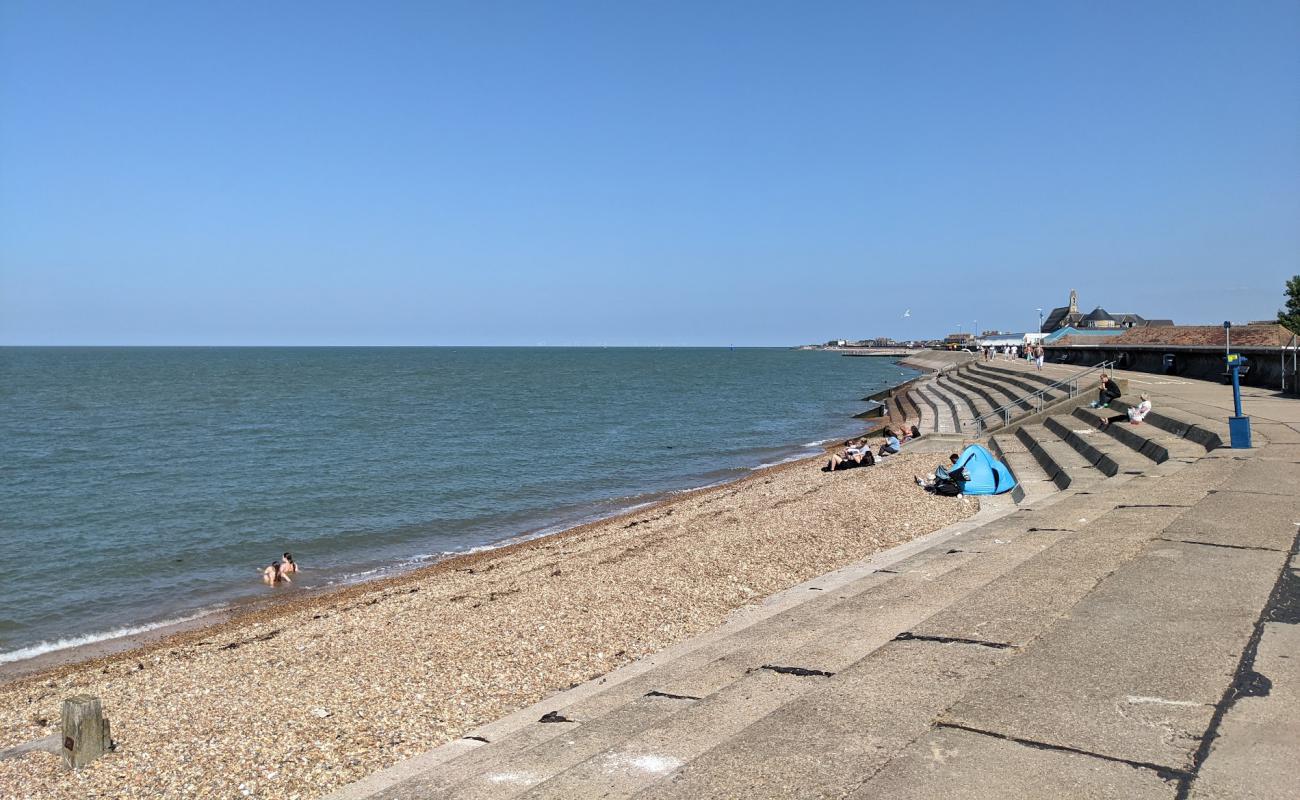 Sheerness Plajı'in fotoğrafı bej çakıl yüzey ile