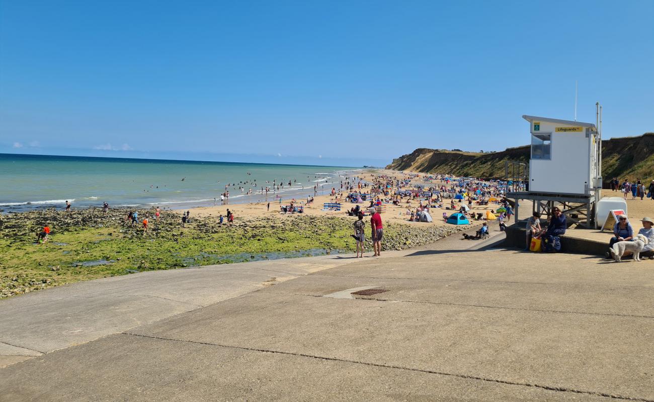 West Runton Beach'in fotoğrafı bej kum ve çakıl yüzey ile