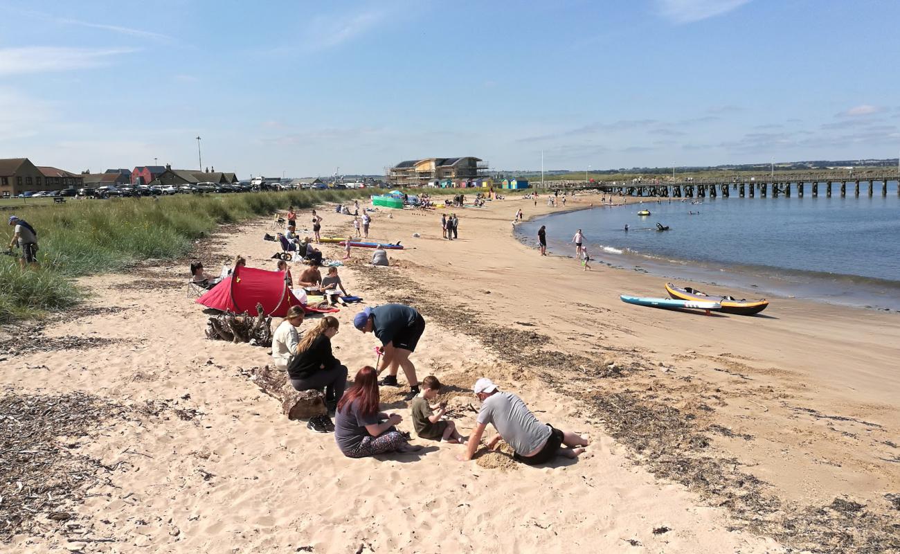Amble Beach'in fotoğrafı açık bej kum yüzey ile