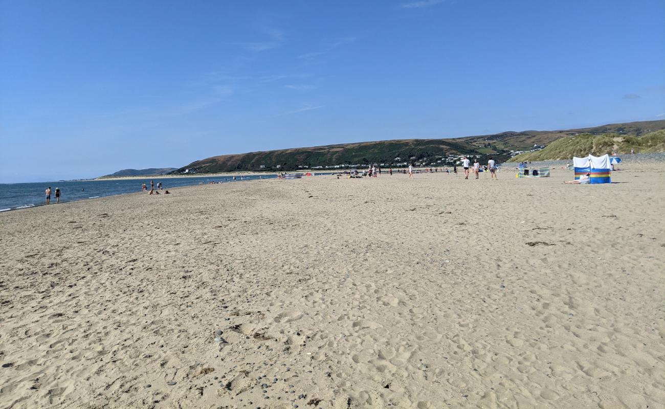 Ynyslas Beach'in fotoğrafı parlak kum yüzey ile