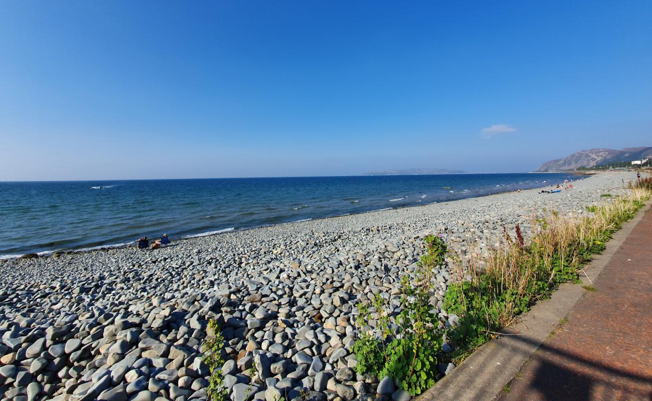 Penmaenmawr Plajı'in fotoğrafı bej çakıl yüzey ile