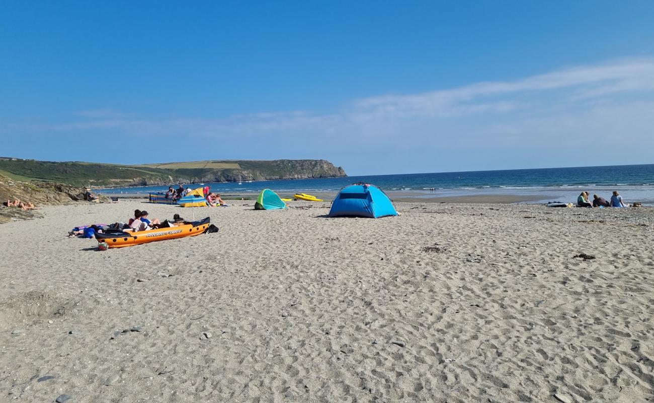 Pendower Beach'in fotoğrafı açık bej kum yüzey ile