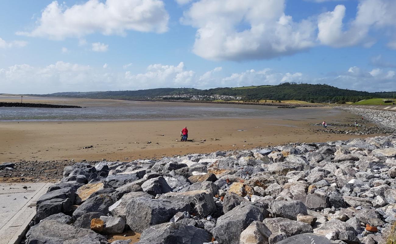 Llanelli Plajı'in fotoğrafı parlak kum yüzey ile