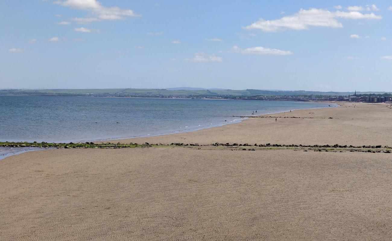 Beach Walk'in fotoğrafı açık bej kum yüzey ile