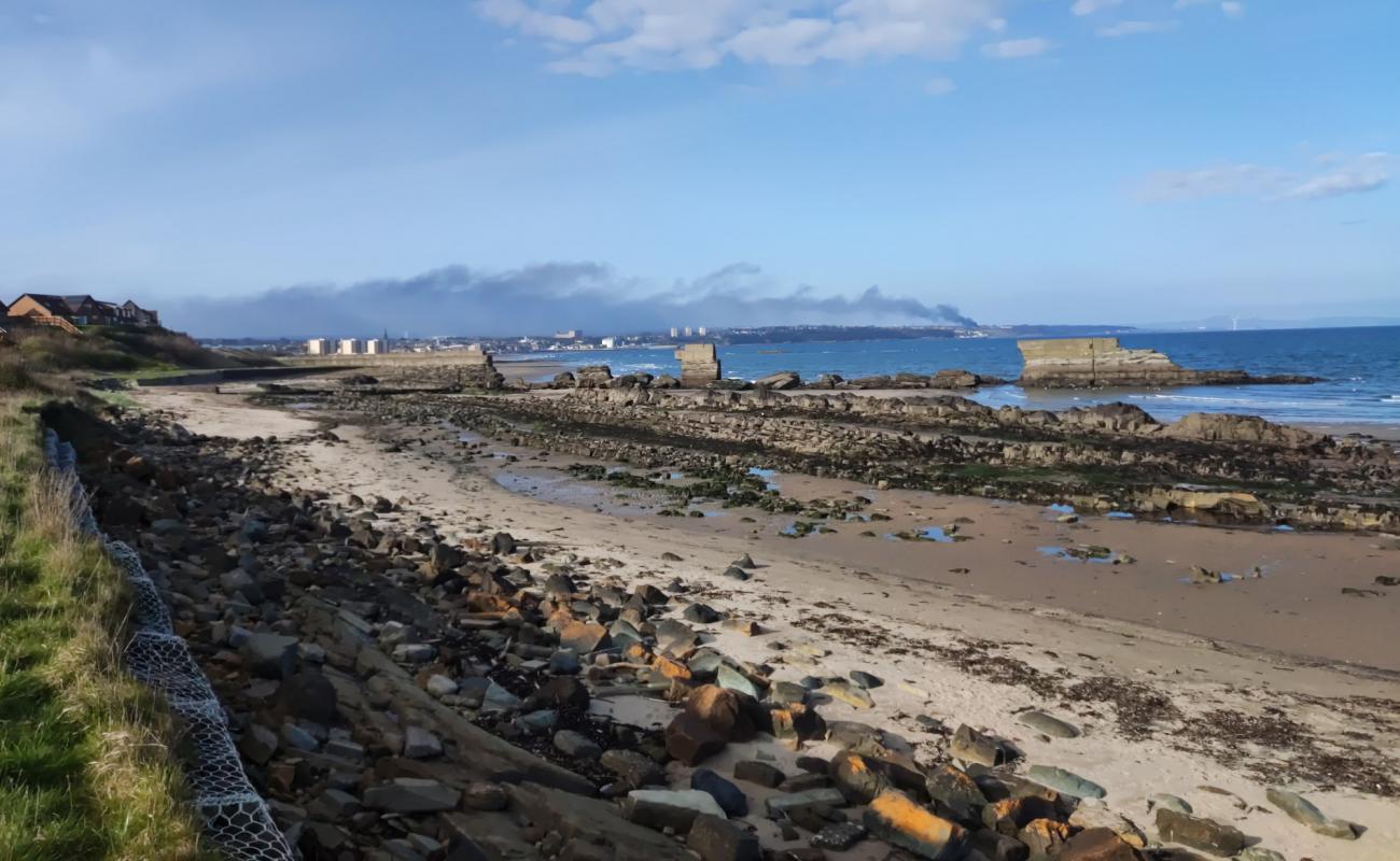 Fife Coastal Path Beach'in fotoğrafı taşlar yüzey ile