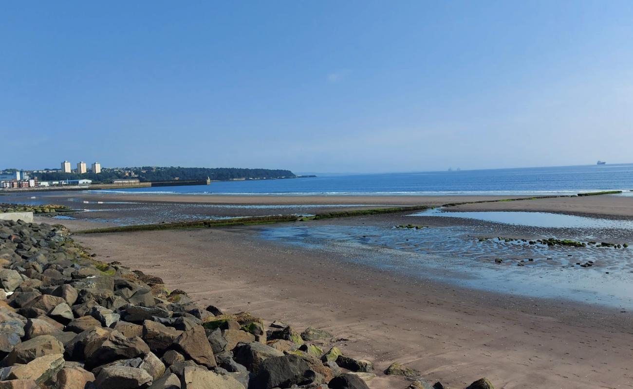 Kirkcaldy Beach'in fotoğrafı gri kum yüzey ile