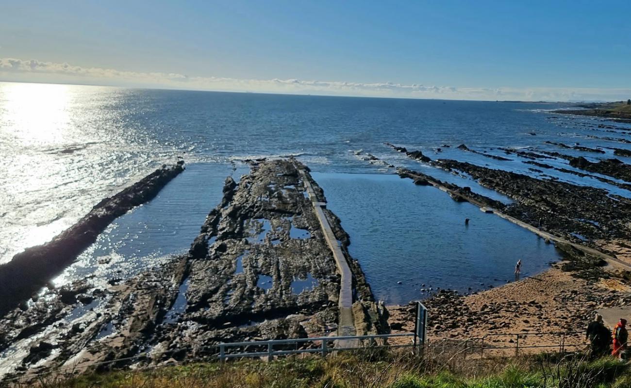 Pittenweem Tidal Pool Beach'in fotoğrafı parlak kum ve kayalar yüzey ile