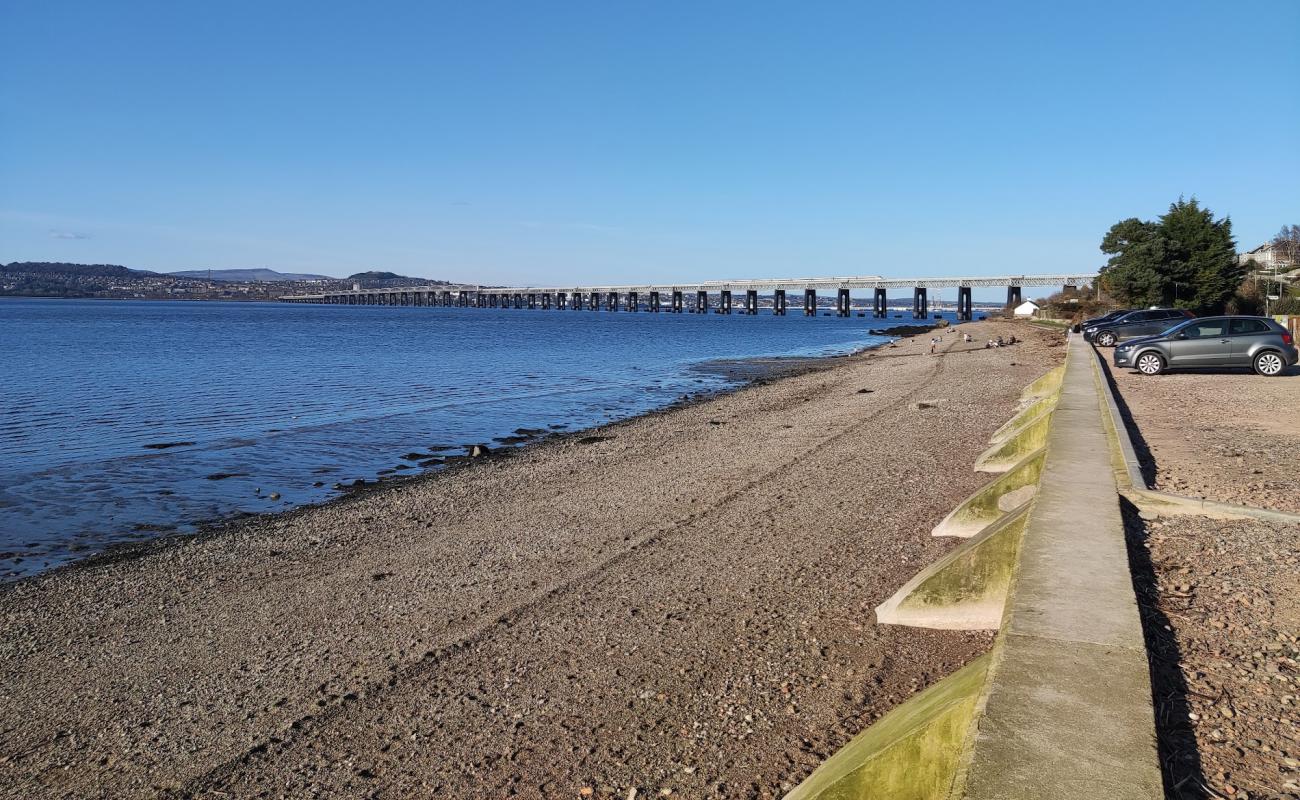 Wormit Bay Beach'in fotoğrafı küçük gri çakıllar yüzey ile