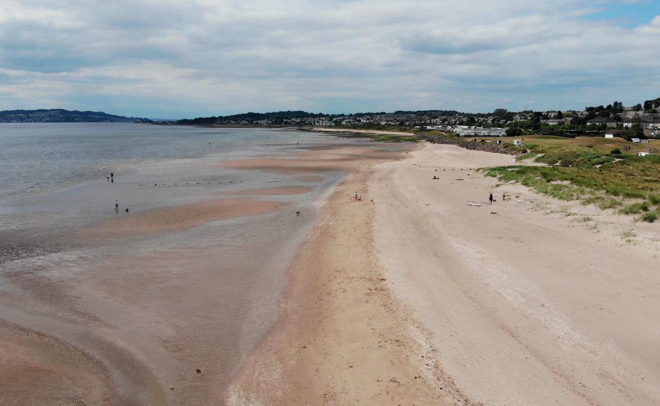 Monifieth Beach'in fotoğrafı açık bej kum yüzey ile