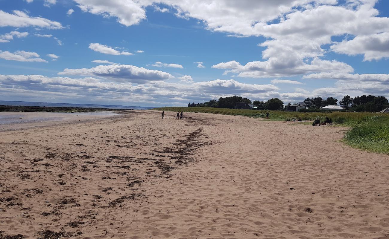 East Haven Beach'in fotoğrafı parlak kum ve kayalar yüzey ile