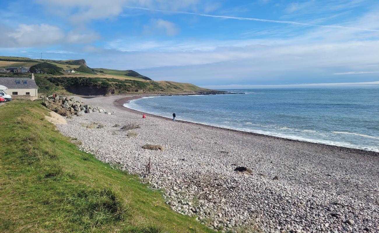 Inverbervie Beach'in fotoğrafı gri çakıl taşı yüzey ile