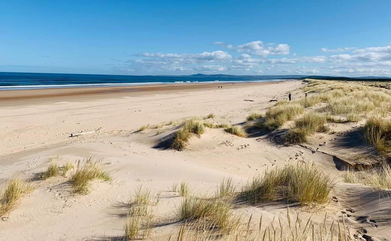 Lossiemouth East Beach'in fotoğrafı parlak kum yüzey ile