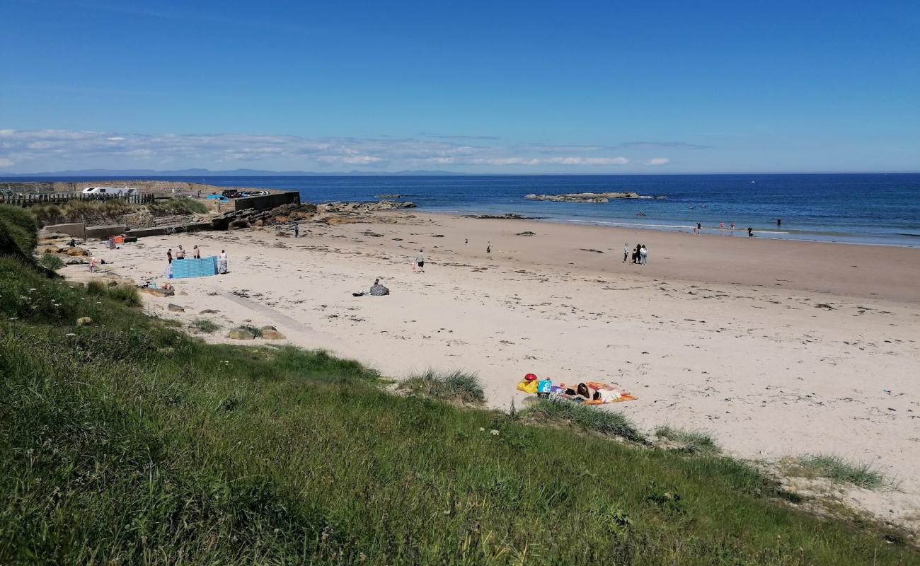 Hopeman East Beach'in fotoğrafı açık bej kum yüzey ile