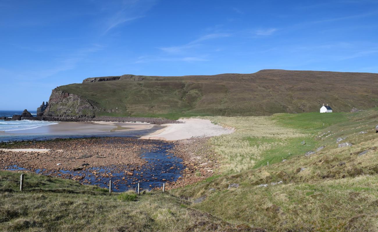 Kearvaig Bothy'in fotoğrafı açık bej kum yüzey ile