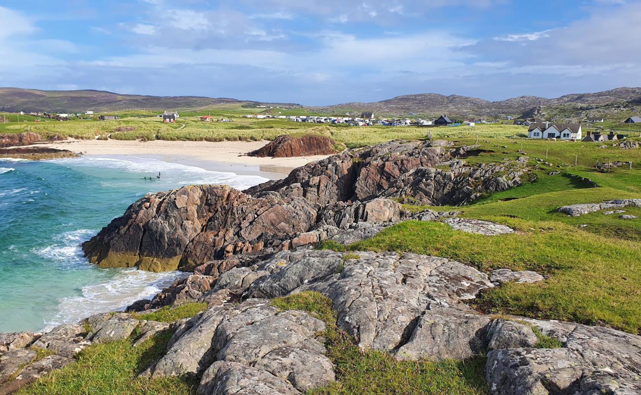 Clachtoll Broch II'in fotoğrafı açık bej kum yüzey ile