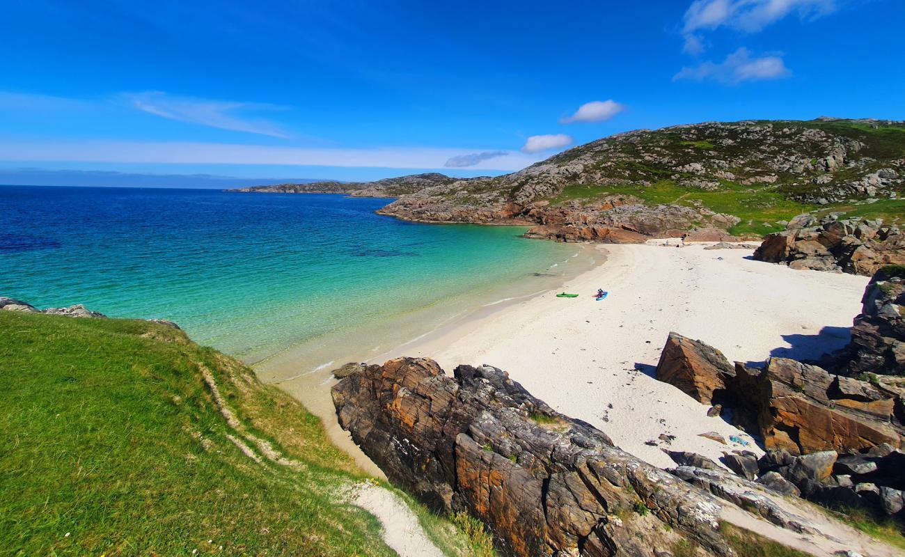 Achmelvich Beach'in fotoğrafı açık bej kum yüzey ile