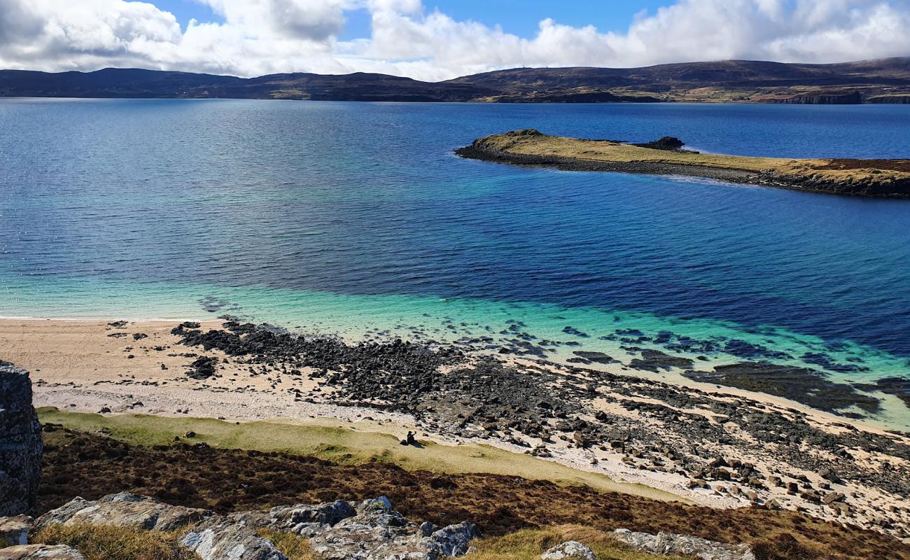 Lampay Beach'in fotoğrafı parlak kum ve kayalar yüzey ile