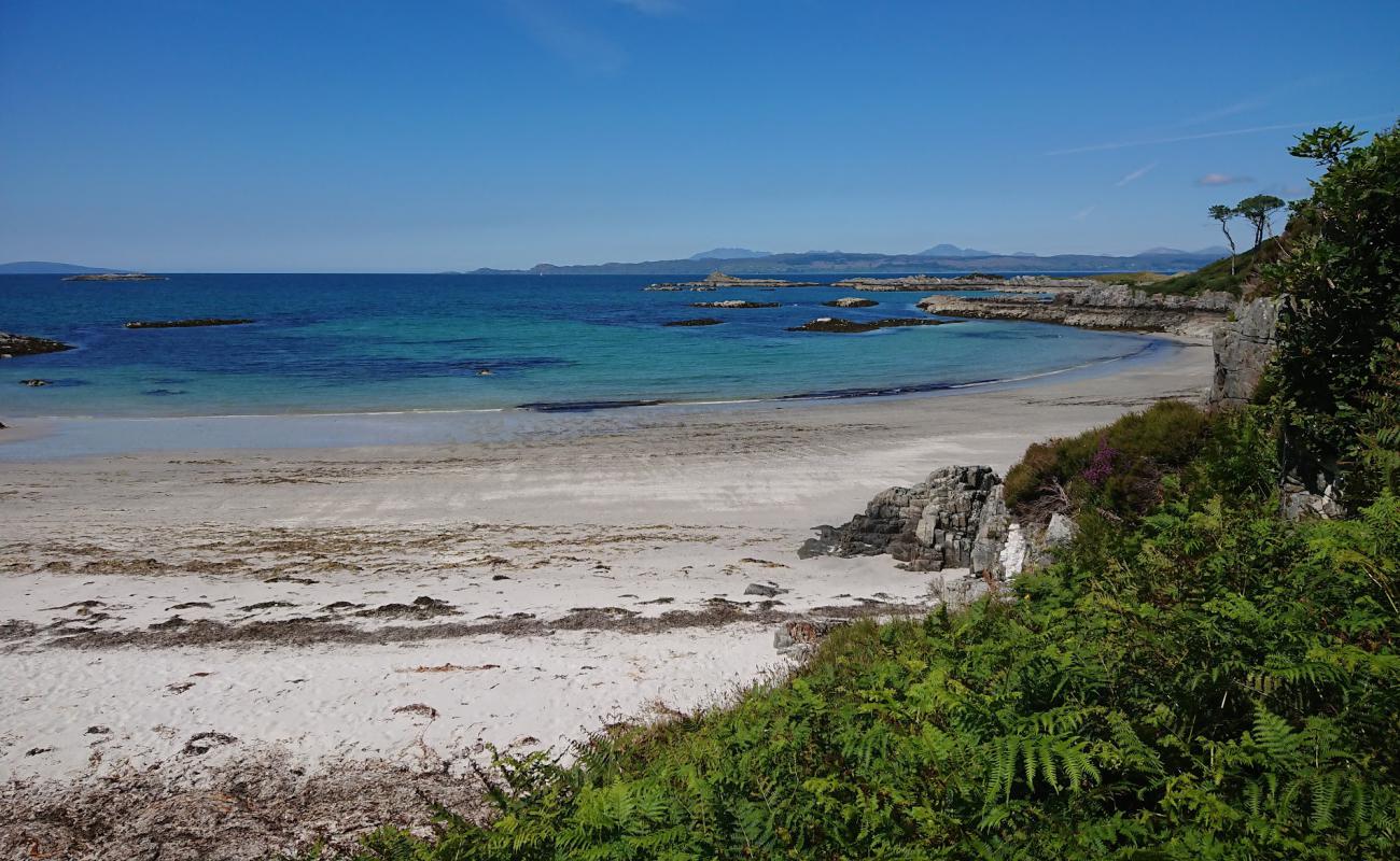 Camusdarach Beach II'in fotoğrafı açık bej kum yüzey ile