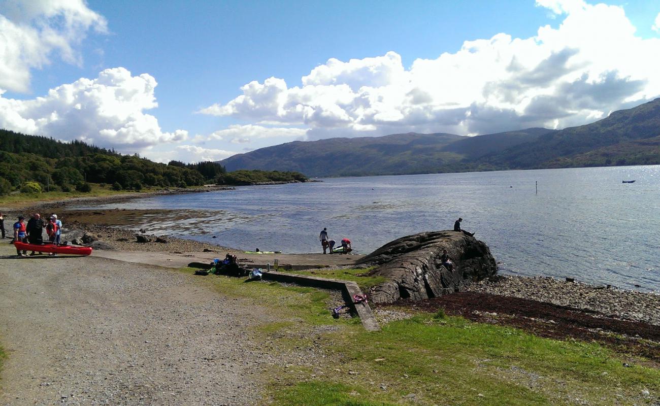 Loch Sunart Beach'in fotoğrafı gri çakıl taşı yüzey ile