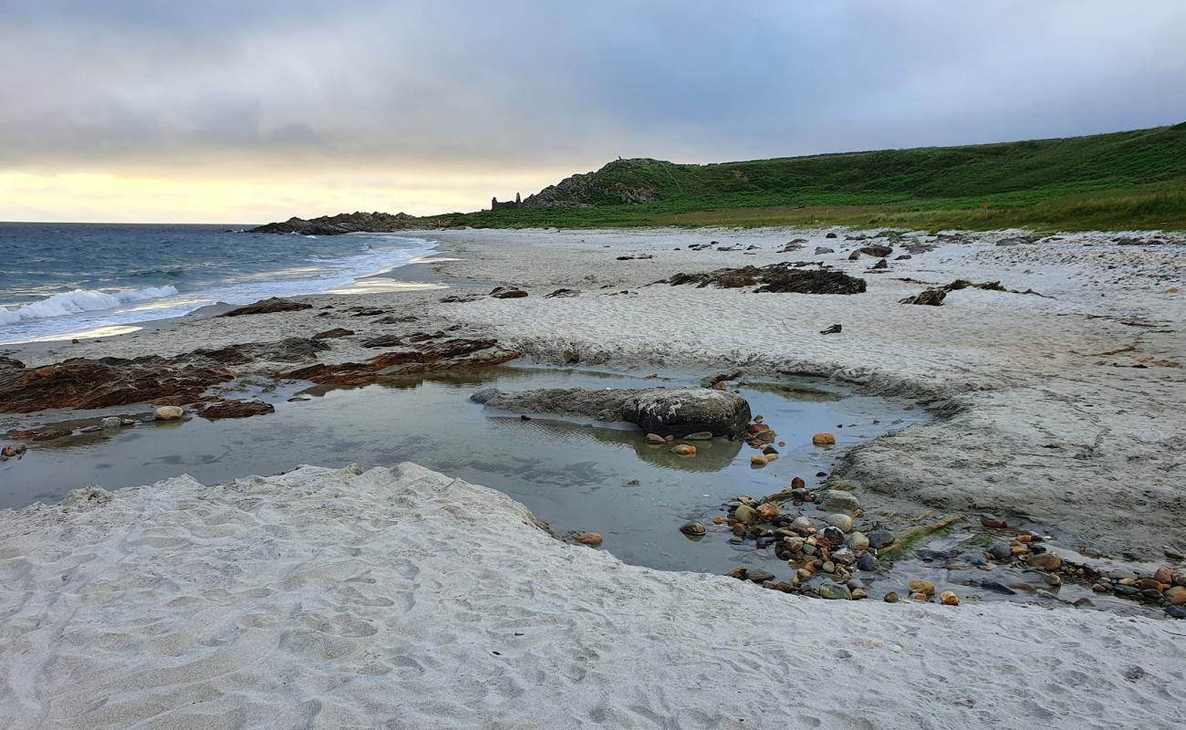 Port Ban Beach'in fotoğrafı çakıl ile kum yüzey ile