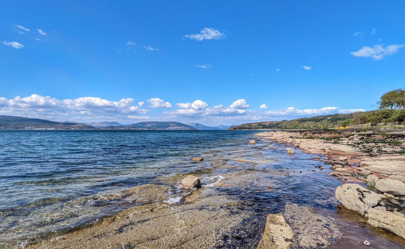 Inverkip Bay Beach'in fotoğrafı taşlar yüzey ile