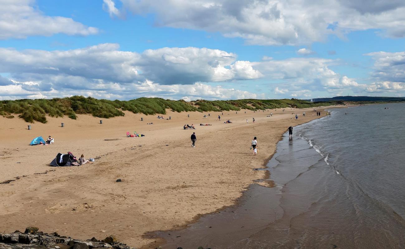 Irvine Beach'in fotoğrafı açık bej kum yüzey ile