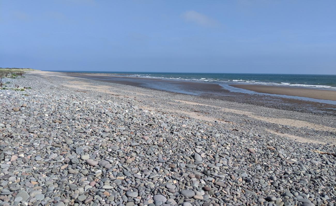 New England Bay Beach'in fotoğrafı gri çakıl taşı yüzey ile