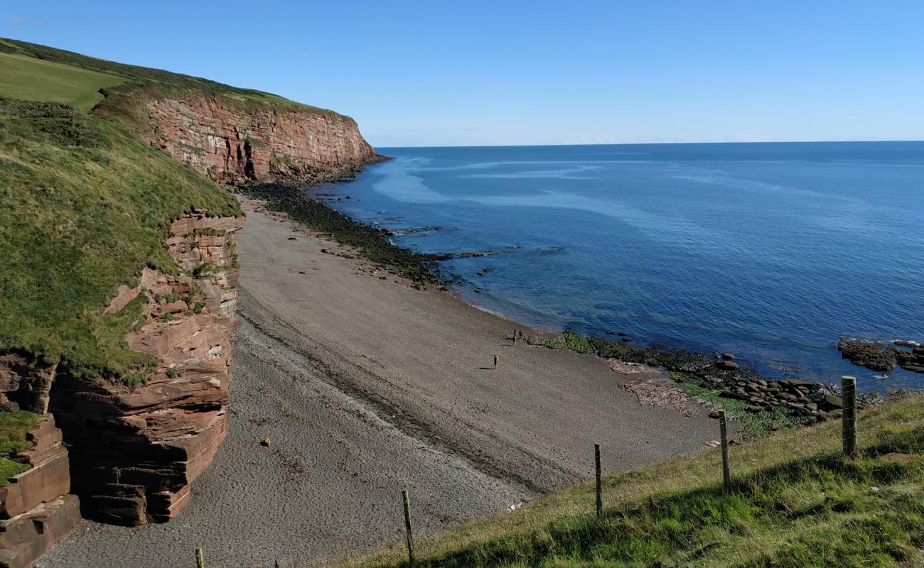 Fleswick Bay Beach'in fotoğrafı gri çakıl taşı yüzey ile