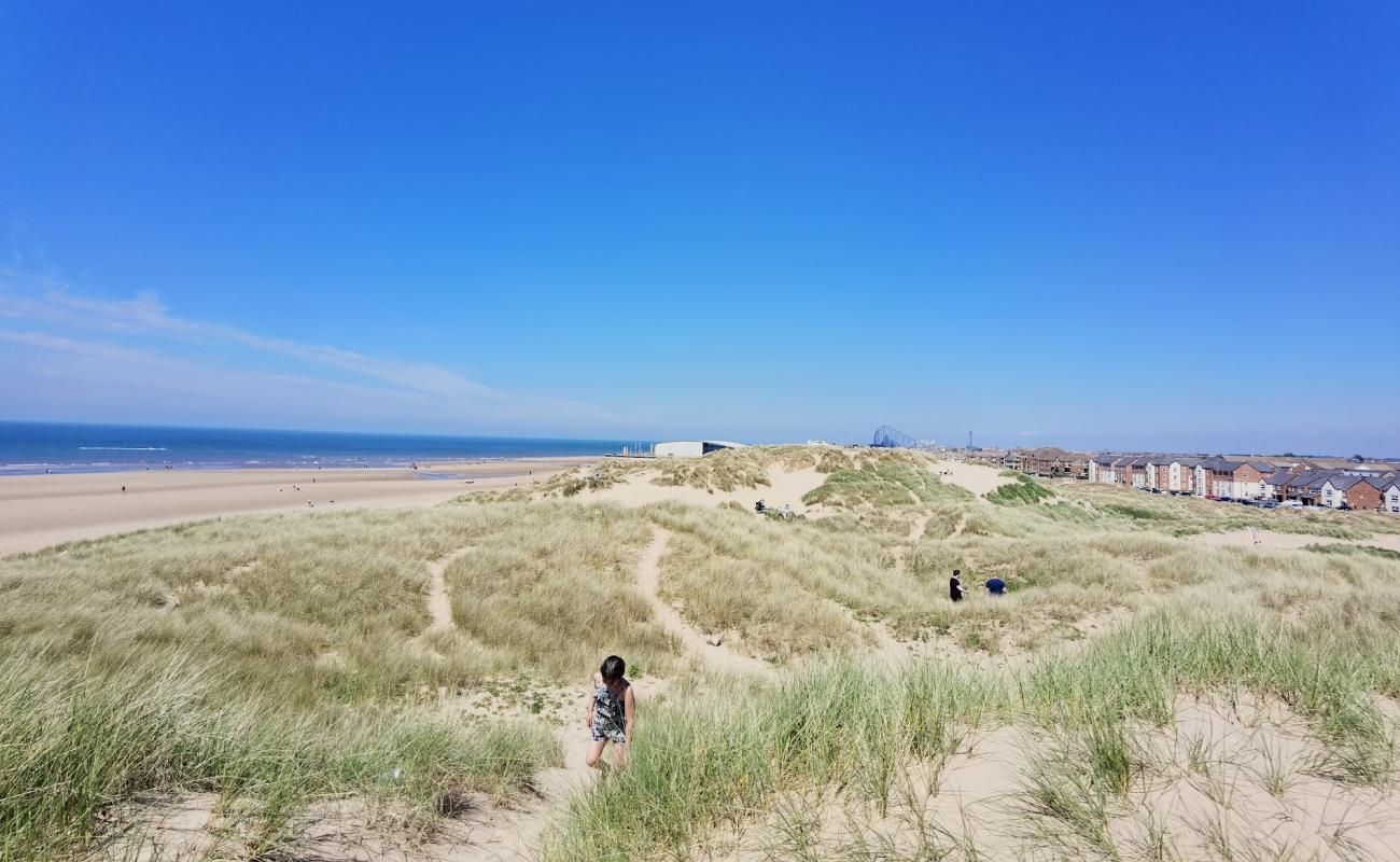 Fylde Sand Dunes Beach'in fotoğrafı parlak kum yüzey ile