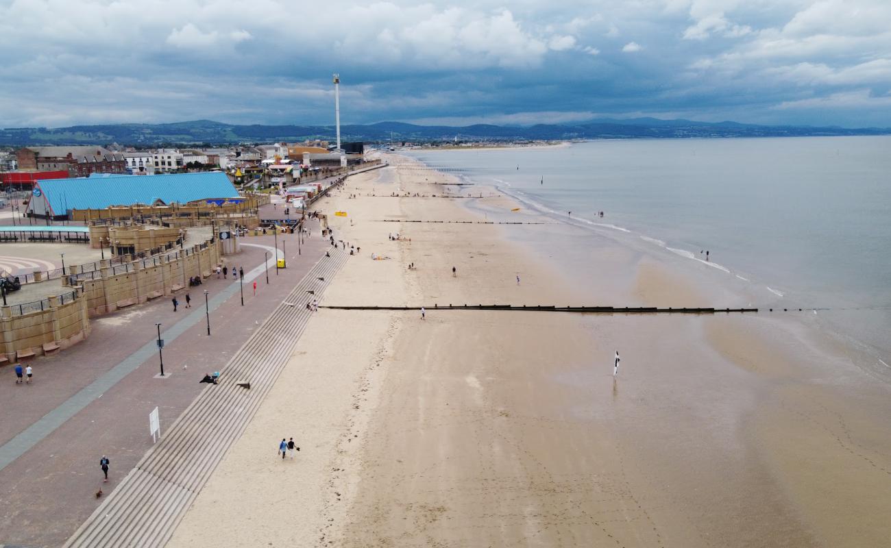Rhyl Plajı'in fotoğrafı açık bej kum yüzey ile