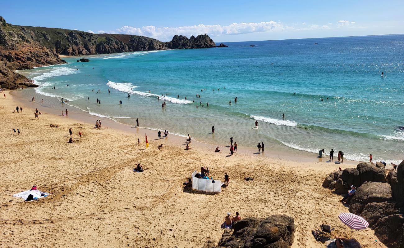 Porthcurno Plajı'in fotoğrafı parlak kum yüzey ile