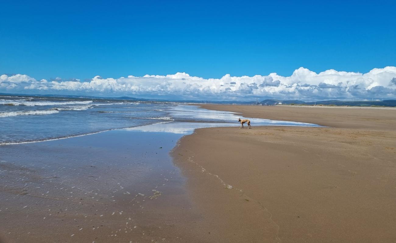 Sker Plajı'in fotoğrafı gri kum ve çakıllar yüzey ile