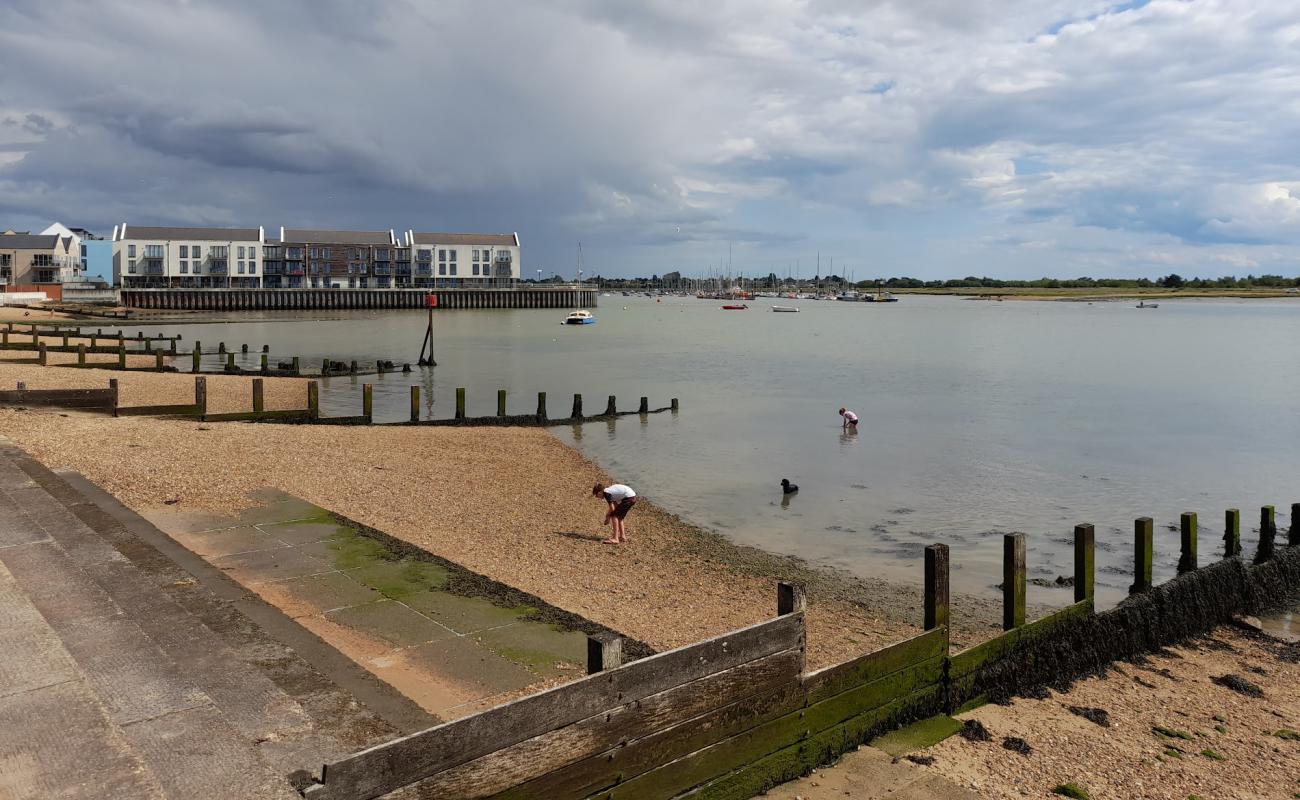 Brightlingsea Plajı'in fotoğrafı hafif ince çakıl taş yüzey ile