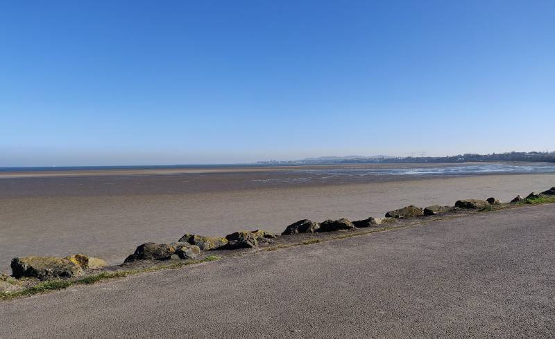 Sandymouth Plajı'in fotoğrafı gri kum yüzey ile