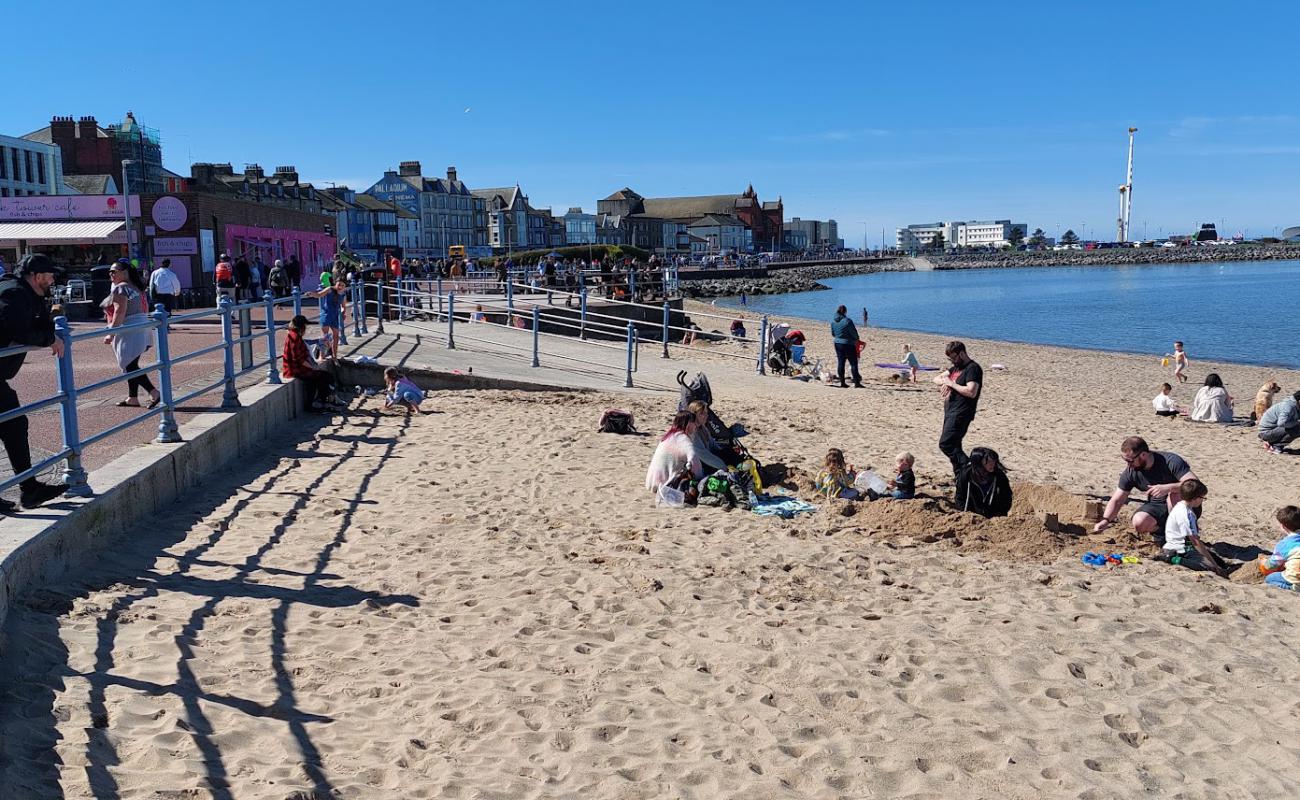 Morecambe Plajı'in fotoğrafı parlak kum yüzey ile