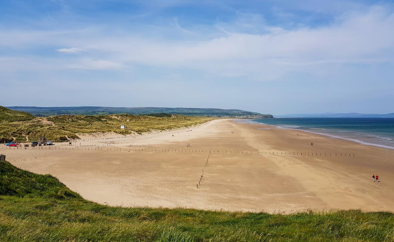 Portstewart plajı'in fotoğrafı parlak ince kum yüzey ile