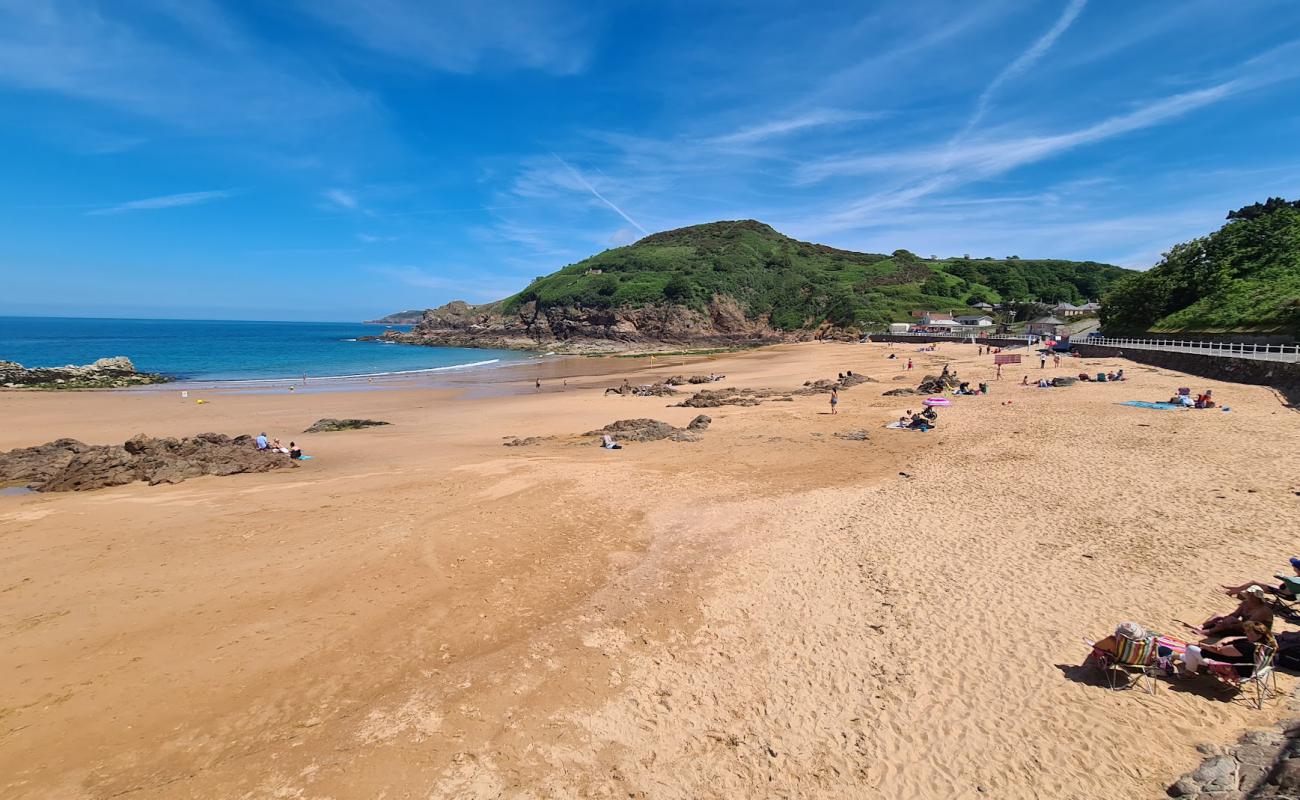 Greve de Lecq Beach'in fotoğrafı açık bej kum yüzey ile
