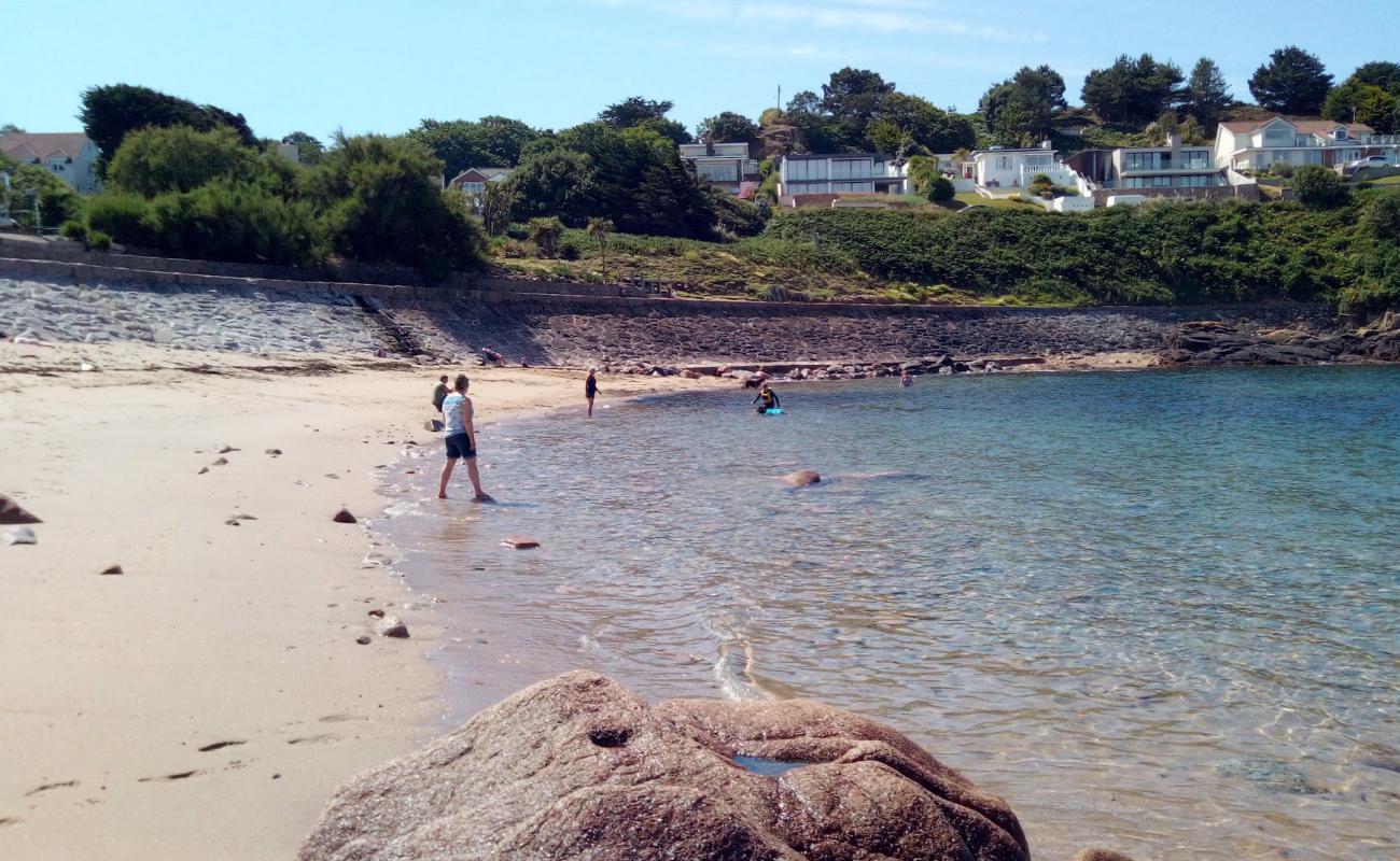 Petit Port Beach'in fotoğrafı açık bej kum yüzey ile