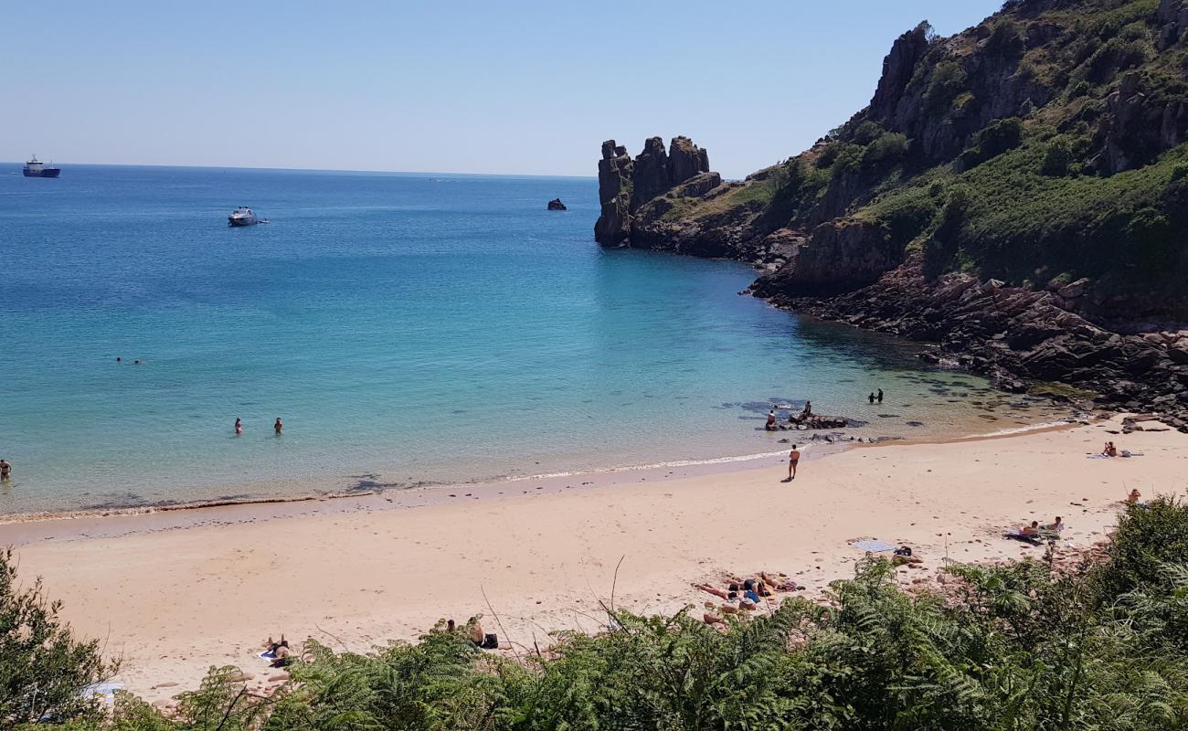 Beauport Beach'in fotoğrafı açık bej kum yüzey ile