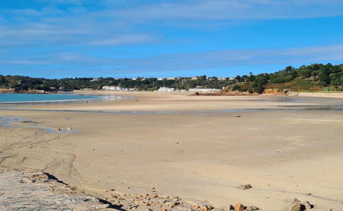 Ouaisne Beach'in fotoğrafı açık bej kum yüzey ile